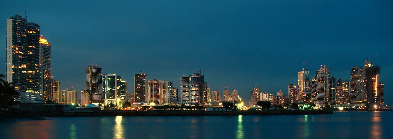 Ciudad de Panamá de noche como contexto de establecimiento; fotografía de Elemaki, no oficinas IFZA ni GLP.