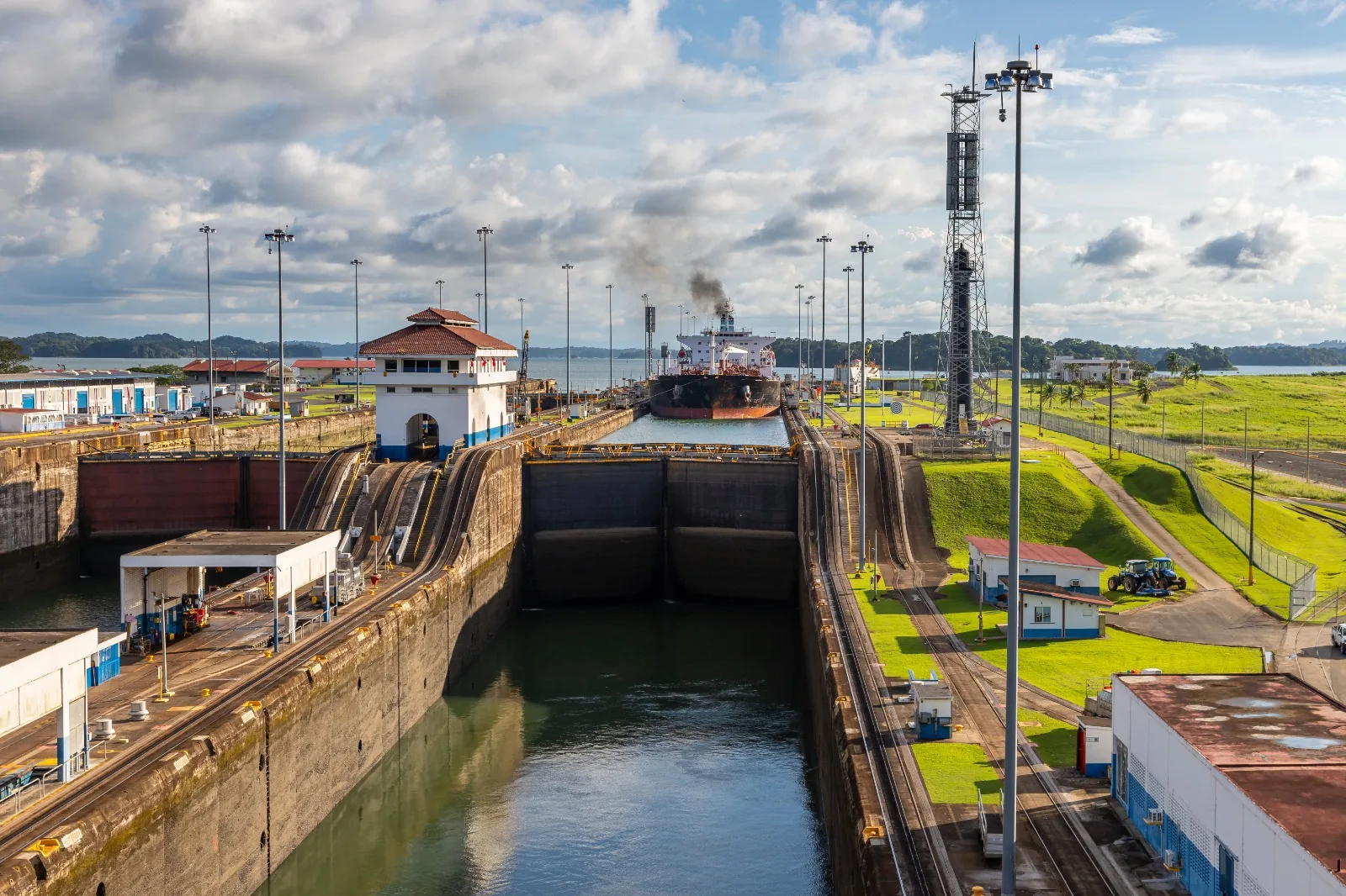 Buque de carga en la cámara de esclusas del Canal de Panamá; fotografía aportada y autorizada para esta web, no una operación de GLP.